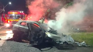 Motorista morre carbonizado após carro bater em árvore e pegar fogo em Cascavel