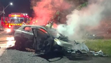 Imagem referente a Motorista morre carbonizado após carro bater em árvore e pegar fogo em Cascavel