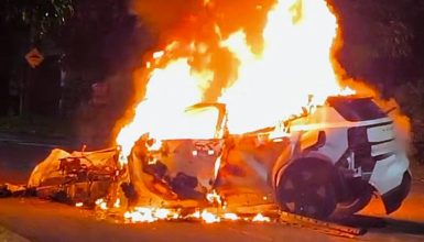 Moradores tentam salvar vítima antes de carro ser tomado pelo fogo em Cascavel Imagem referente a Moradores tentam salvar vítima antes de carro ser tomado pelo fogo em Cascavel