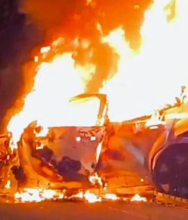 Moradores tentam salvar vítima antes de carro ser tomado pelo fogo em Cascavel Imagem referente a Moradores tentam salvar vítima antes de carro ser tomado pelo fogo em Cascavel