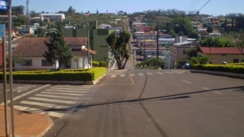 Suspeito tenta se livrar de droga, mas trio acaba preso em São João Imagem referente a Suspeito tenta se livrar de droga, mas trio acaba preso em São João