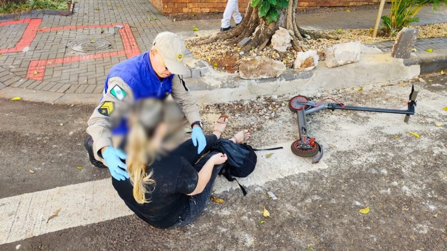 De patinete, mulher fica ferida em acidente na Rua Minas Gerais