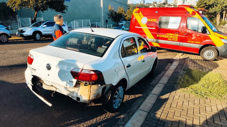 Clio e Voyage se envolvem em colisão traseira na Rua Manaus