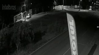 Vídeo mostra Volvo 'voando' na via e atingindo violentamente árvore; Jovem de 19 anos morre