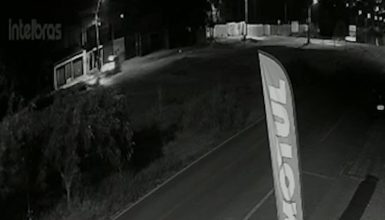 Vídeo mostra Volvo ‘voando’ na via e atingindo violentamente árvore; Jovem de 19 anos morre Imagem referente a Vídeo mostra Volvo ‘voando’ na via e atingindo violentamente árvore; Jovem de 19 anos morre