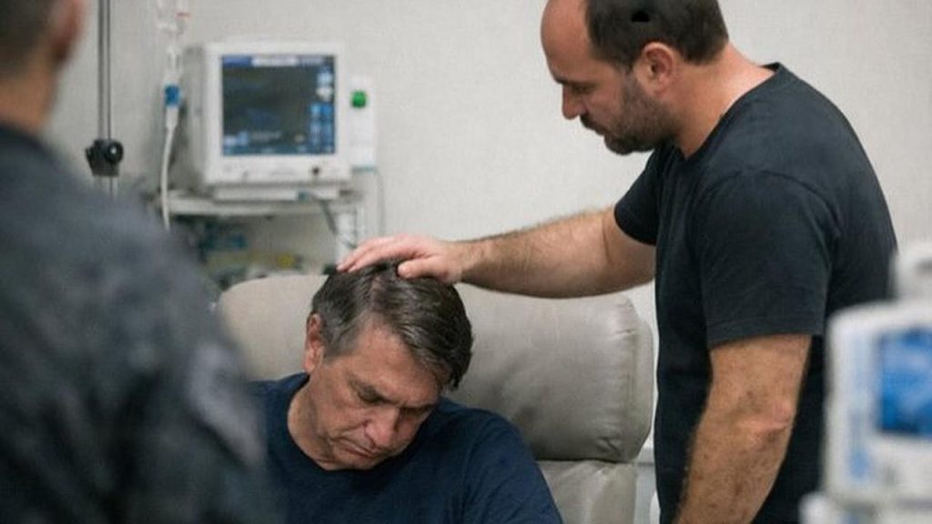 Carlos Bolsonaro relata visita emocionante ao pai internado: “Saio do hospital destruído”