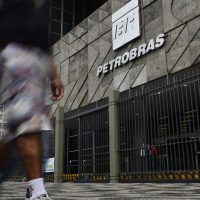 Petrobras diz que está entregando todo o combustível produzido Imagem referente a Petrobras diz que está entregando todo o combustível produzido