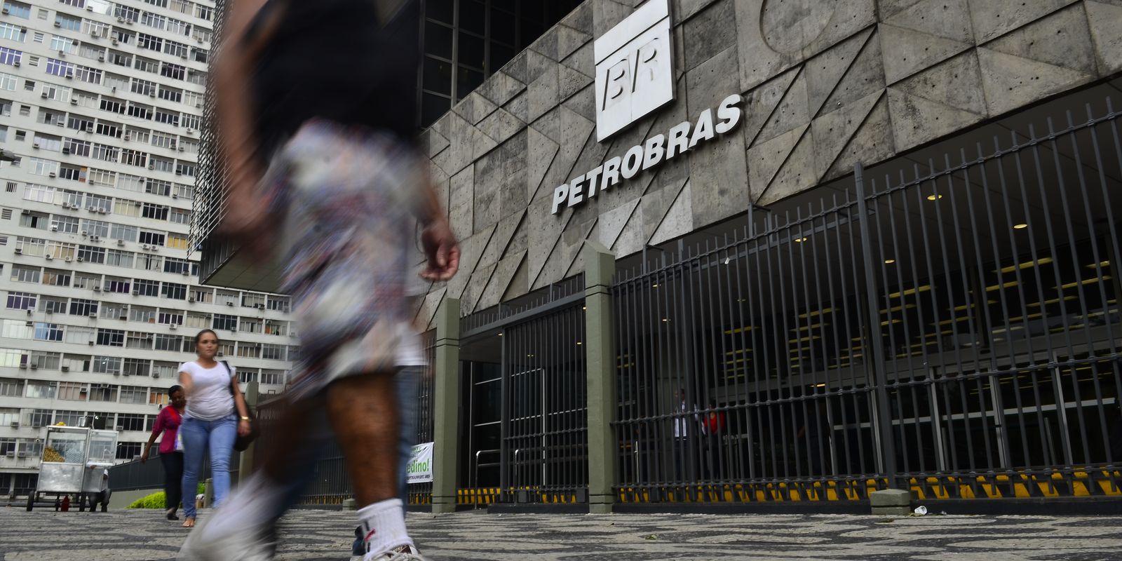 Petrobras diz que está entregando todo o combustível produzido Petrobras diz que está entregando todo o combustível produzido