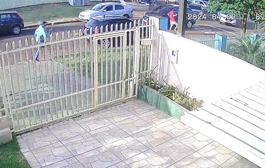 Vídeo mostra atirador perseguindo vítima em homicídio que correu na saída da aula no Bairro Floresta
