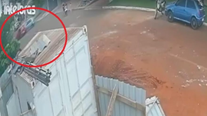 Câmera registra mais um acidente na Avenida Curió com Rua Beija-Flor