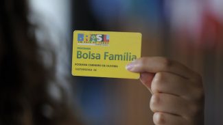 Fome recua mais em lares com Bolsa Família chefiados por mulher