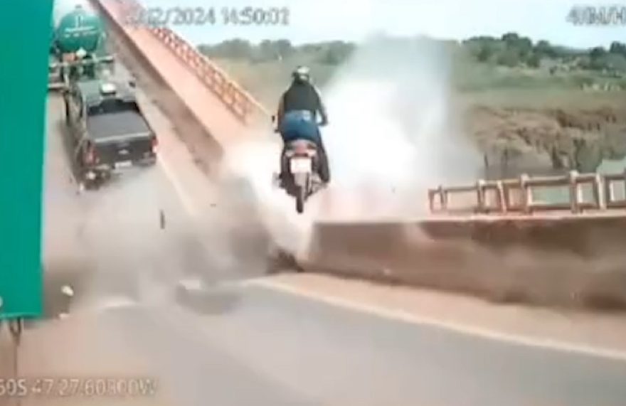 É real: imagens impressionantes mostram caminhões e moto voando em queda de ponte