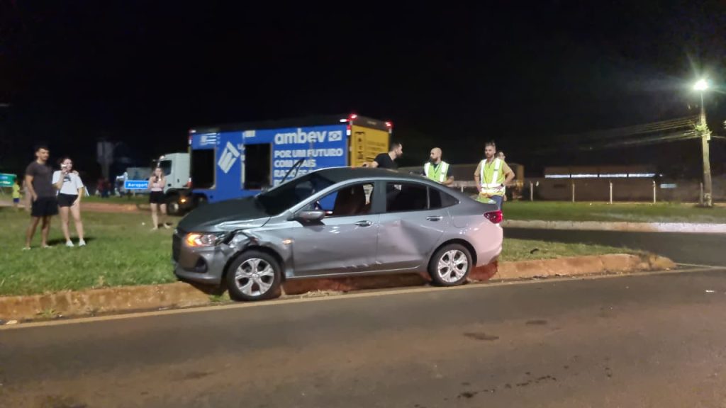 Batida entre Ônix e Fiat Strada é registrada no Trevo Guarujá, em Cascavel