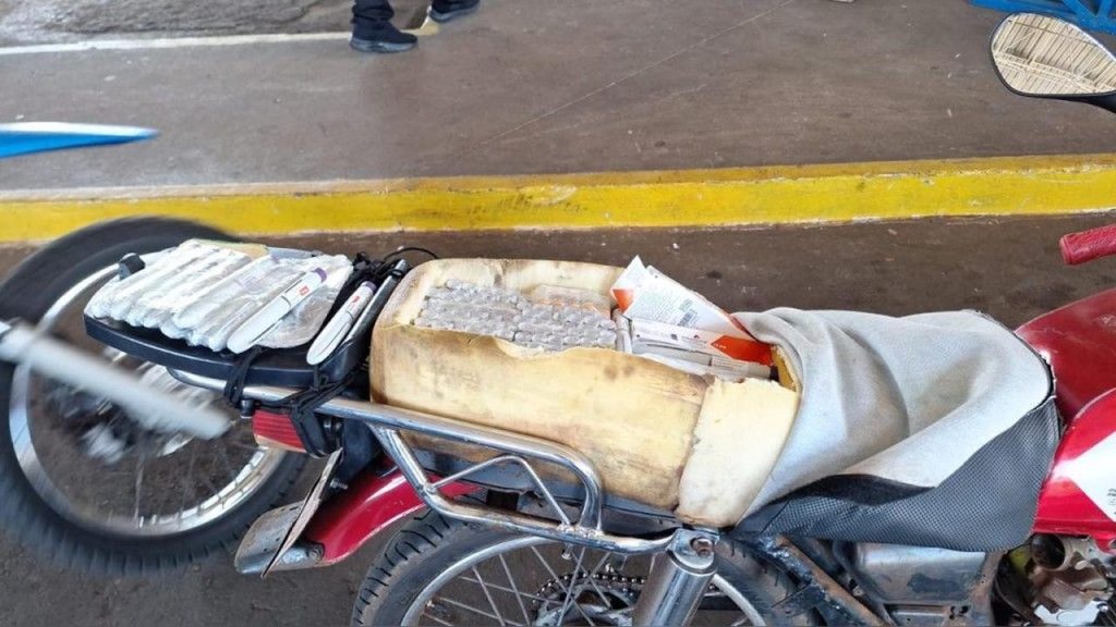 Homem é preso na fronteira com remédios para emagrecer escondidos em moto na aduana
