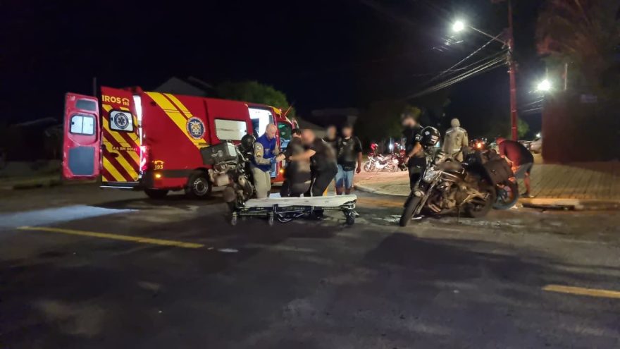 Buraco na via provoca queda em série e deixa dois motociclistas de Curitiba feridos no Maria Luiza