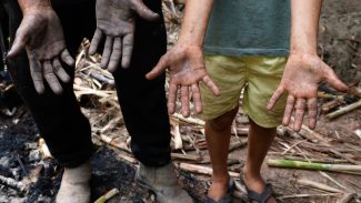 Famílias lutam para reconstruir a vida um mês depois de chuvas em MG