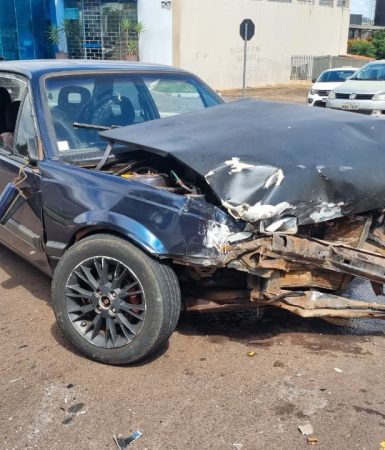 Carro e caminhonete se envolvem em colisão na Rua Souza Naves Imagem referente a Carro e caminhonete se envolvem em colisão na Rua Souza Naves