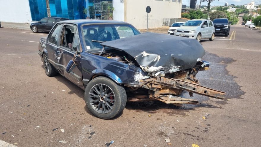 Carro e caminhonete se envolvem em colisão na Rua Souza Naves