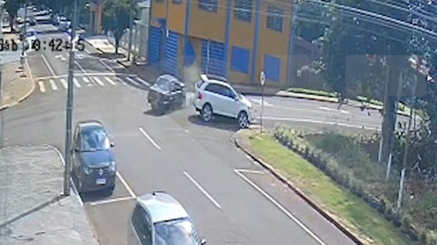 Vídeo mostra forte colisão entre carro e caminhonete na rua Souza Naves