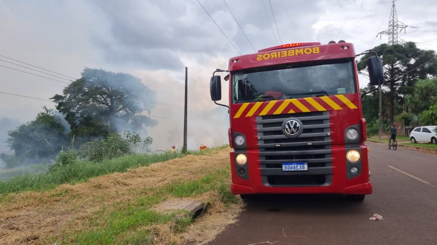Incêndio em vegetação mobiliza bombeiros no bairro Brasmadeira, em Cascavel