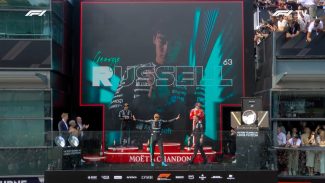 Russell sofre com Ferrari, mas vence GP da Austrália eletrizante