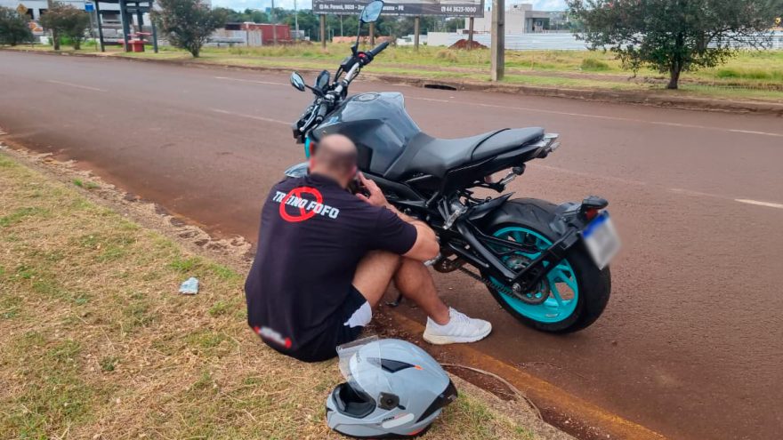 Motociclista fica ferido em acidente entre moto e carro no Recanto Tropical II, em Cascavel