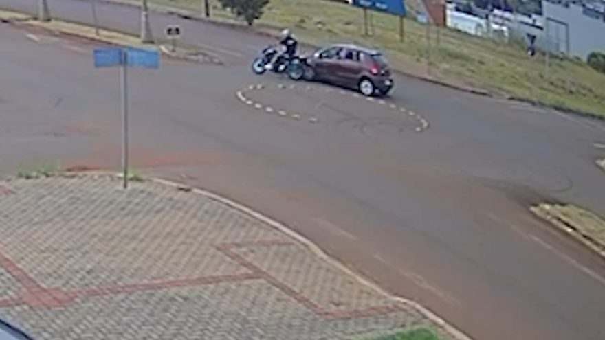 Câmera flagra acidente entre moto e carro em rotatória no Recanto Tropical II