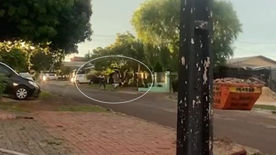 Vídeo mostra briga que terminou com homem esfaqueado no bairro Santa Cruz