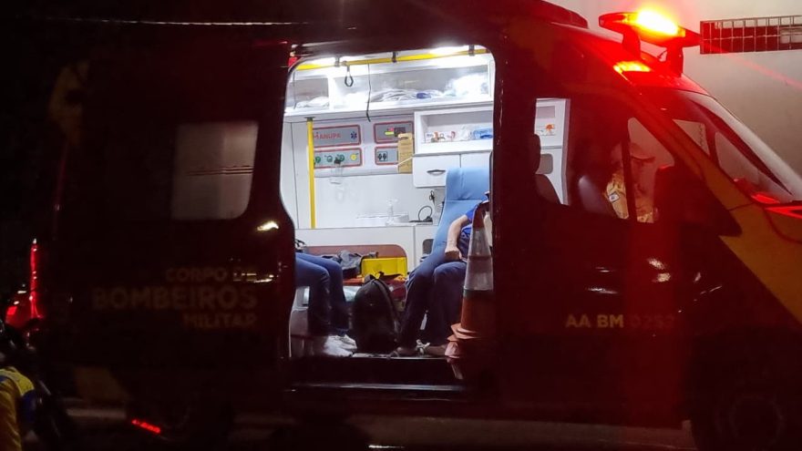 Acidente entre carro e motocicleta deixa duas vítimas feridas em Cascavel