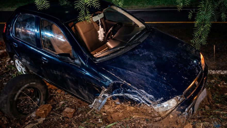 Palio bate em carros estacionados e perde a roda durante tentativa de fuga