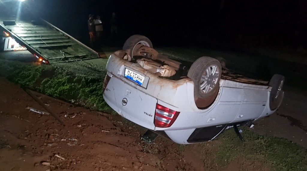 Motorista se perde na curva e capota Astra em Rio do Salto