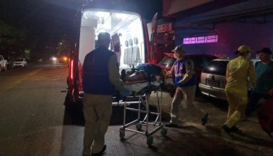 Mulher cai em baile, fica alterada e precisa ser amarrada para receber atendimento Imagem referente a Mulher cai em baile, fica alterada e precisa ser amarrada para receber atendimento