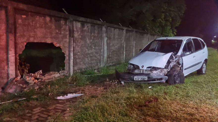 Motorista se assusta com caçamba de entulho e bate contra muro no Pioneiros Catarinenses