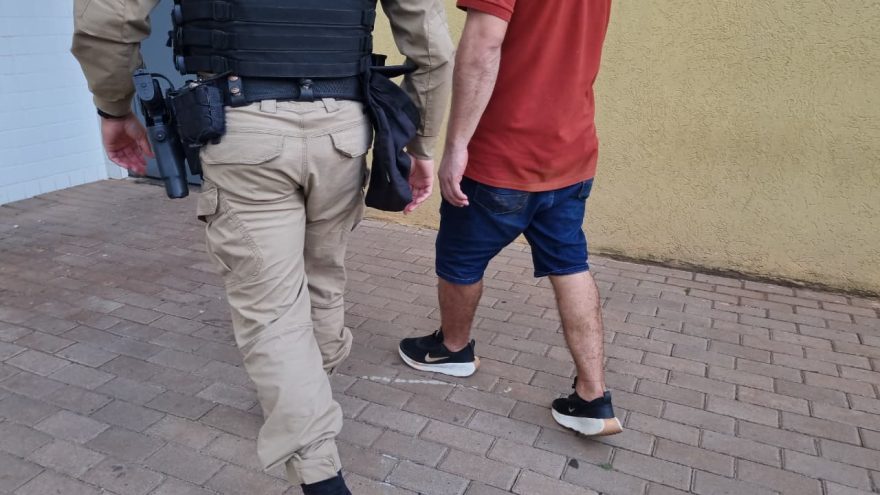 Confusão termina com homem preso após morder a companheira no Floresta