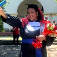 Imagem referente a Mulher trans chega à universidade 25 anos após violências na escola