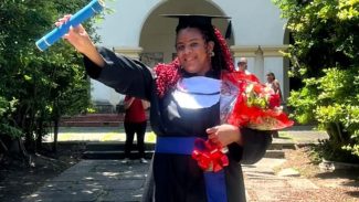 Mulher trans chega à universidade 25 anos após violências na escola