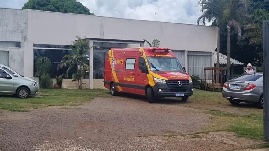 Mulher cai de altura e quebra o braço no Cascavel Velho