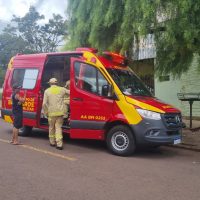Carro e moto elétrica batem na Rua General Osório; adulto e criança feridos Imagem referente a Carro e moto elétrica batem na Rua General Osório; adulto e criança feridos