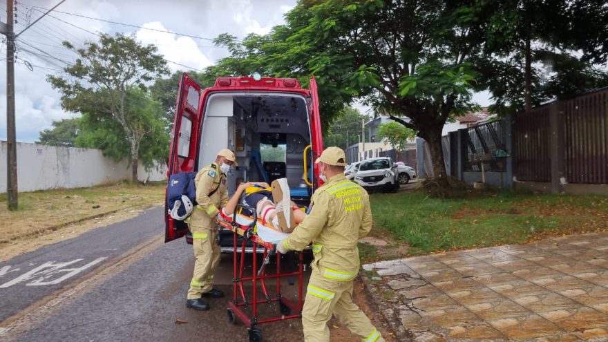 Garoto de 13 anos cai de escada e quebra a perna no Santa Cruz