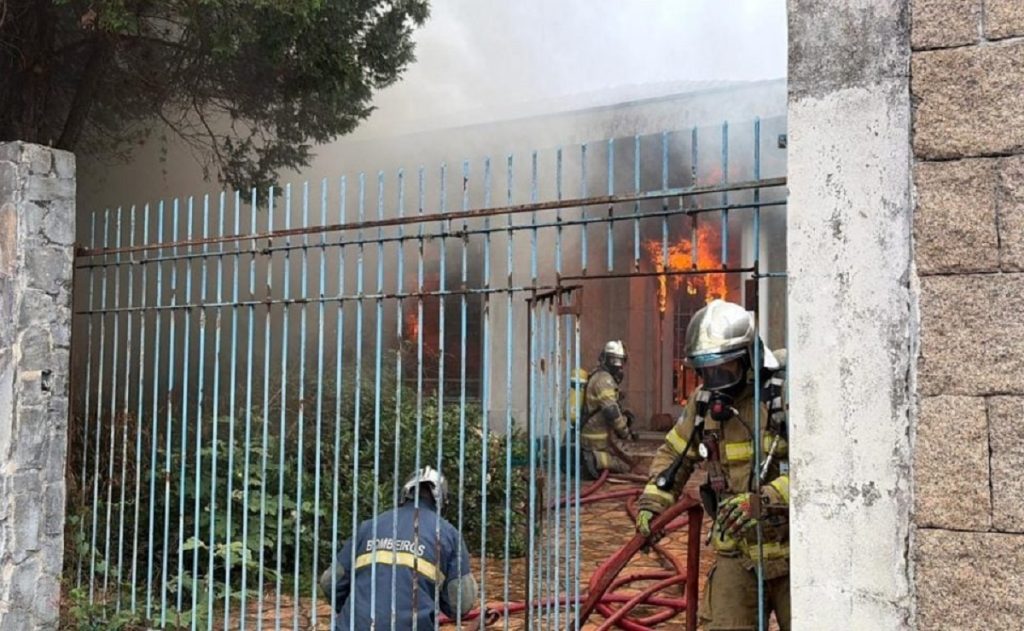 Idoso acumulador morre durante incêndio em casa; entulhos dificultaram combate