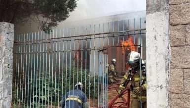 Idoso acumulador morre durante incêndio em casa; entulhos dificultaram combate Imagem referente a Idoso acumulador morre durante incêndio em casa; entulhos dificultaram combate