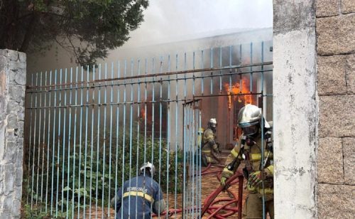 Idoso acumulador morre durante incêndio em casa; entulhos dificultaram combate