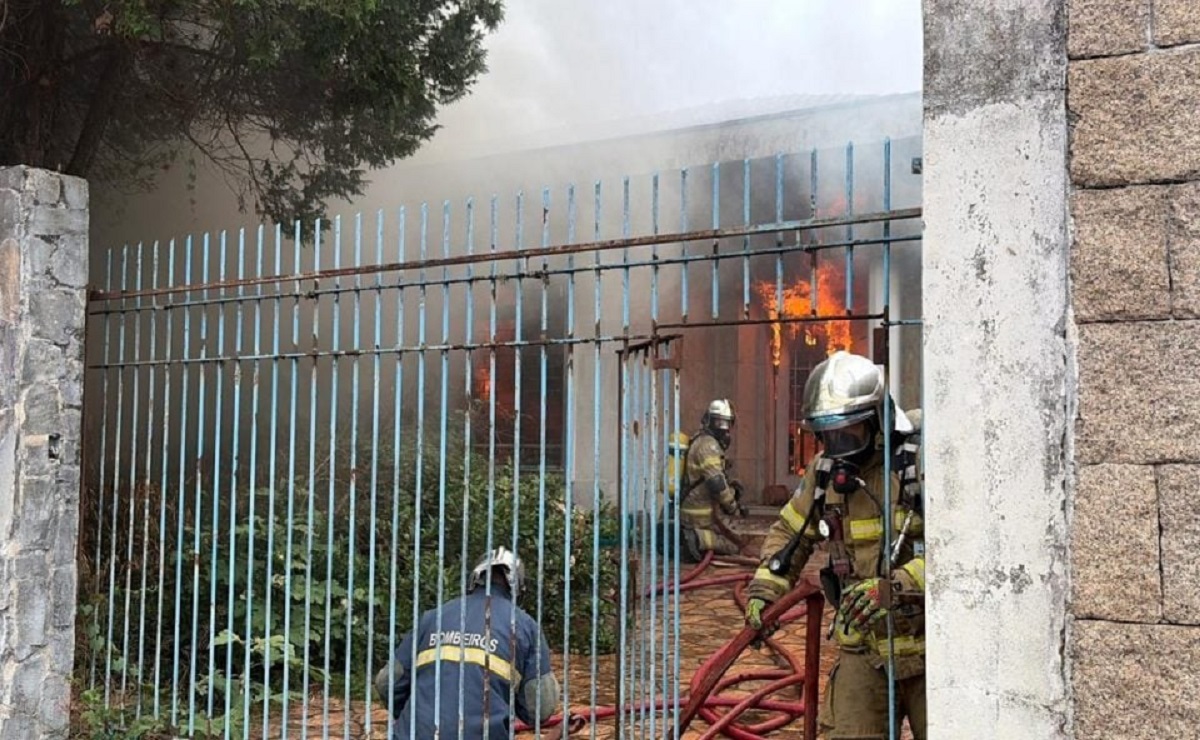 Idoso acumulador morre durante incêndio em casa; entulhos dificultaram combate Idoso acumulador morre durante incêndio em casa; entulhos dificultaram combate