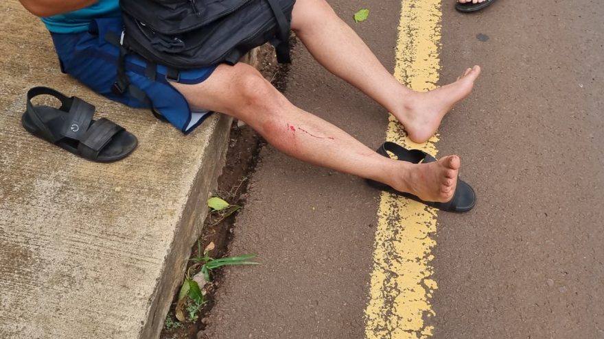 Motociclistas sofrem ferimentos em acidente de trânsito no Centro