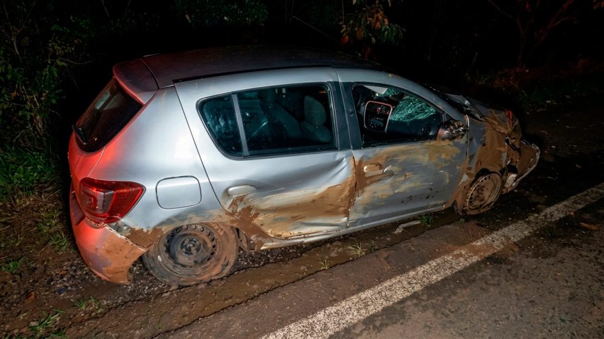 Motorista é ejetado e fica em estado grave após capotamento na PR-180, em Cascavel