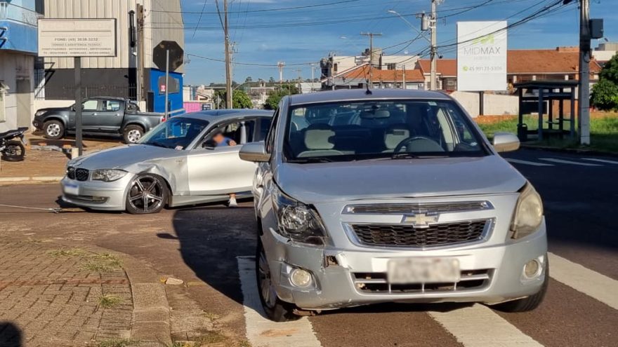 BMW 120i e Cobalt se envolvem em acidente no Jardim Cristal, em Cascavel