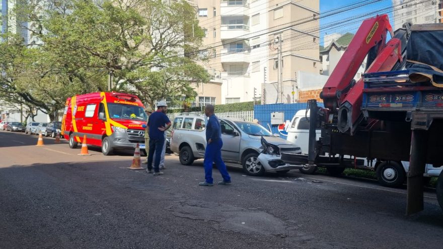 Acidente envolvendo três veículos mobiliza socorro e termina com homem detido