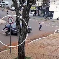 Imagem referente a Câmara mostra momento em que jovem bate de moto contra traseira de carro no bairro Brasília