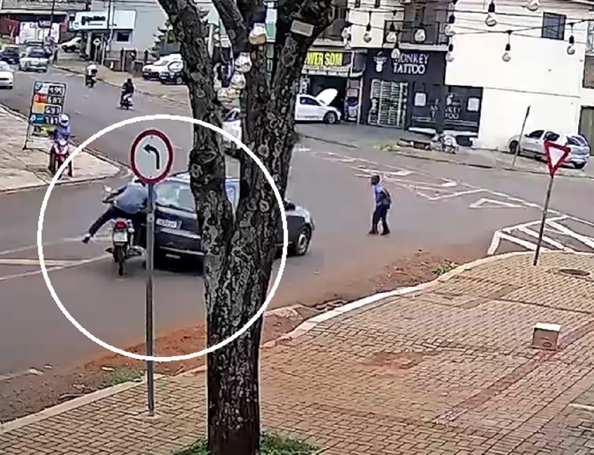 Imagem referente a Câmara mostra momento em que jovem bate de moto contra traseira de carro no bairro Brasília