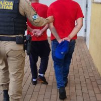 Imagem referente a Suspeitos de envolvimento em crimes são detidos pela PM no bairro São Cristóvão, em Cascavel